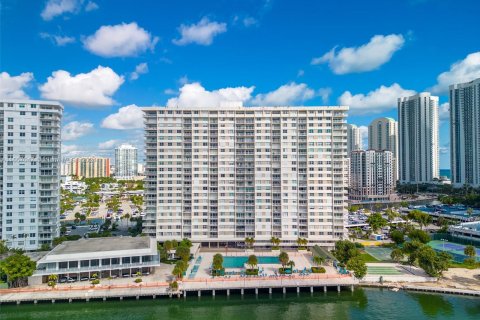 Condo in Sunny Isles Beach, Florida, 1 bedroom  № 1357300 - photo 26