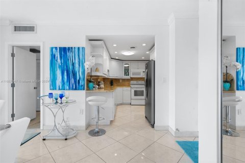 Condominio en alquiler en Sunny Isles Beach, Florida, 1 dormitorio, 70.79 m2 № 1357300 - foto 4