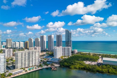 Condo in Sunny Isles Beach, Florida, 1 bedroom  № 1357300 - photo 1