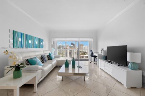 Condominio en alquiler en Sunny Isles Beach, Florida, 1 dormitorio, 70.79 m2 № 1357300 - foto 10