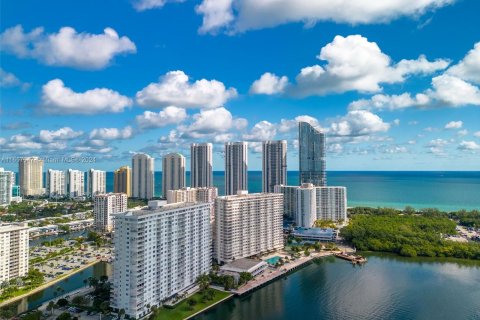 Condo in Sunny Isles Beach, Florida, 1 bedroom  № 1357300 - photo 23