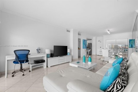 Condominio en alquiler en Sunny Isles Beach, Florida, 1 dormitorio, 70.79 m2 № 1357300 - foto 8