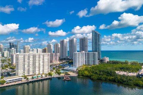 Condominio en alquiler en Sunny Isles Beach, Florida, 1 dormitorio, 70.79 m2 № 1357300 - foto 25