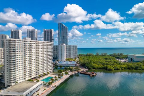 Condominio en alquiler en Sunny Isles Beach, Florida, 1 dormitorio, 70.79 m2 № 1357300 - foto 28