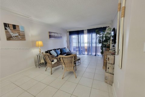 Condo in Hallandale Beach, Florida, 1 bedroom  № 1372369 - photo 3