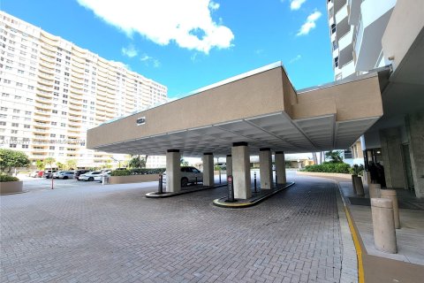 Condo in Hallandale Beach, Florida, 1 bedroom  № 1372369 - photo 1