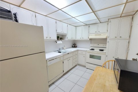 Condo in Hallandale Beach, Florida, 1 bedroom  № 1372369 - photo 10