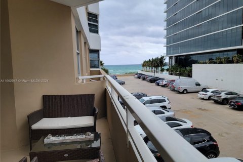 Condo in Hallandale Beach, Florida, 1 bedroom  № 1372369 - photo 19