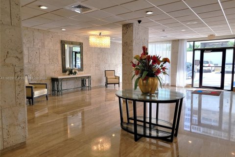 Condo in Hallandale Beach, Florida, 1 bedroom  № 1372369 - photo 24