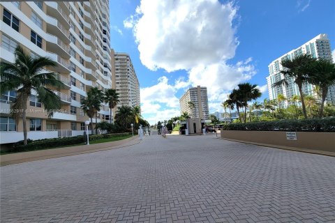 Condo in Hallandale Beach, Florida, 1 bedroom  № 1372369 - photo 22