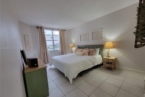 Condo in Hallandale Beach, Florida, 1 bedroom  № 1372369 - photo 14