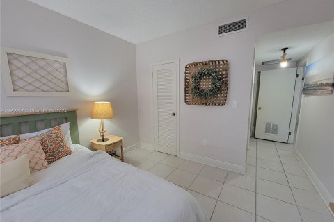 Condo in Hallandale Beach, Florida, 1 bedroom  № 1372369 - photo 15