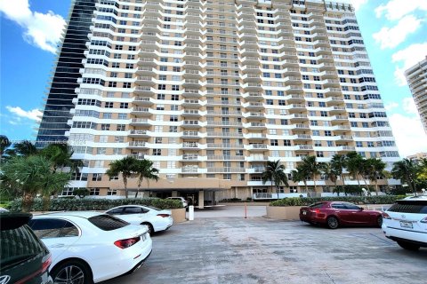 Condo in Hallandale Beach, Florida, 1 bedroom  № 1372369 - photo 21