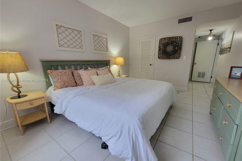 Condo in Hallandale Beach, Florida, 1 bedroom  № 1372369 - photo 13