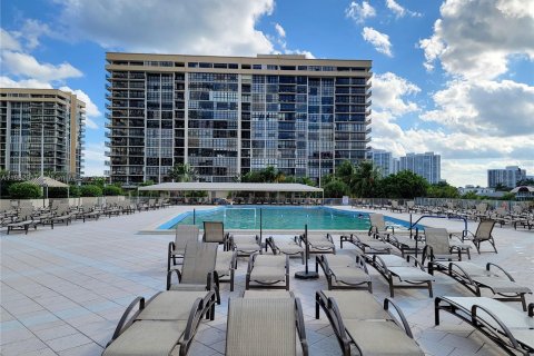 Condo in Hallandale Beach, Florida, 1 bedroom  № 1372369 - photo 28