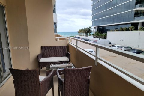 Condo in Hallandale Beach, Florida, 1 bedroom  № 1372369 - photo 16