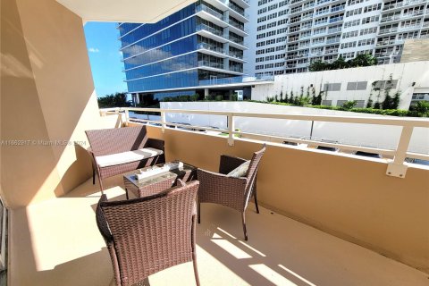 Condo in Hallandale Beach, Florida, 1 bedroom  № 1372369 - photo 26