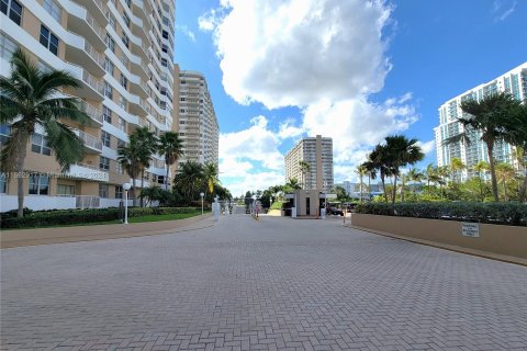 Condo in Hallandale Beach, Florida, 1 bedroom  № 1372369 - photo 25