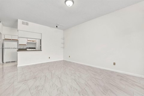 Condominio en venta en Hialeah, Florida, 1 dormitorio, 82.4 m2 № 1292216 - foto 4