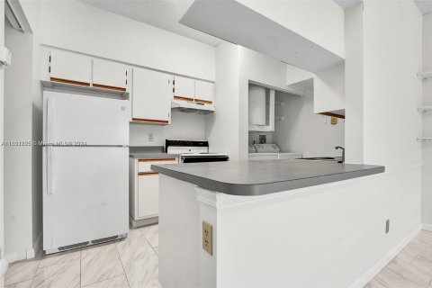 Condominio en venta en Hialeah, Florida, 1 dormitorio, 82.4 m2 № 1292216 - foto 5