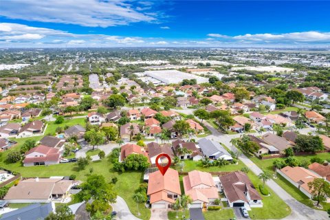 Villa ou maison à vendre à Hialeah, Floride: 3 chambres, 199.37 m2 № 1406144 - photo 2