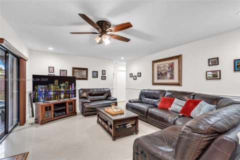 Casa en venta en Hialeah, Florida, 3 dormitorios, 199.37 m2 № 1406144 - foto 9