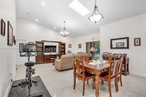 Casa en venta en Hialeah, Florida, 3 dormitorios, 199.37 m2 № 1406144 - foto 8