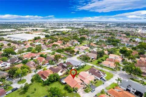 Villa ou maison à vendre à Hialeah, Floride: 3 chambres, 199.37 m2 № 1406144 - photo 4