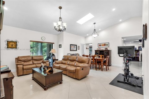 Casa en venta en Hialeah, Florida, 3 dormitorios, 199.37 m2 № 1406144 - foto 5