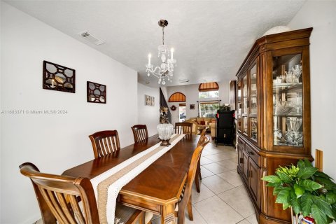 House in Pembroke Pines, Florida 3 bedrooms, 148.64 sq.m. № 1420126 - photo 6