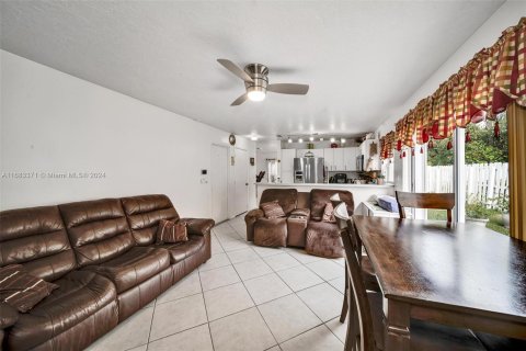 House in Pembroke Pines, Florida 3 bedrooms, 148.64 sq.m. № 1420126 - photo 8