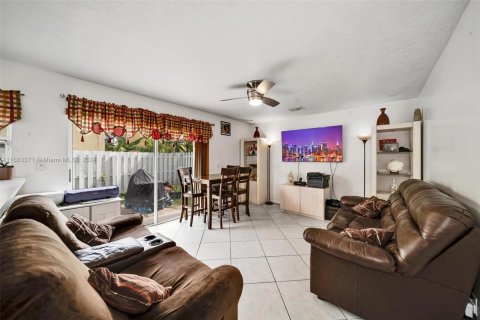 House in Pembroke Pines, Florida 3 bedrooms, 148.64 sq.m. № 1420126 - photo 9