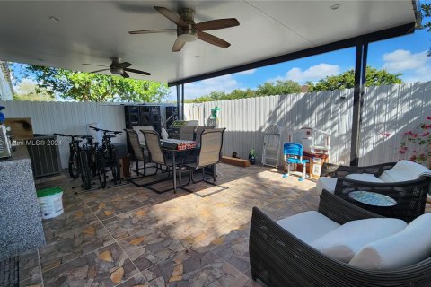 Townhouse in Homestead, Florida 4 bedrooms, 151.24 sq.m. № 1331653 - photo 16