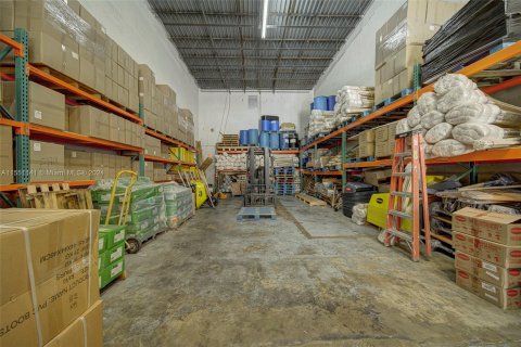 Commercial property in Miami, Florida № 1067569 - photo 3