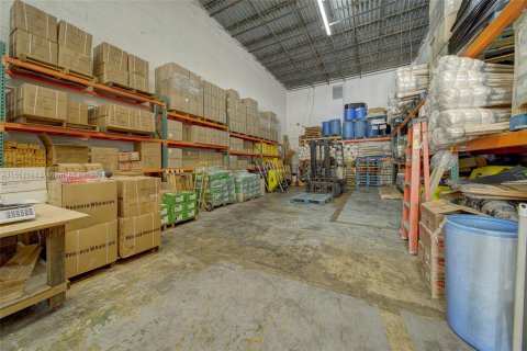 Commercial property in Miami, Florida № 1067569 - photo 2