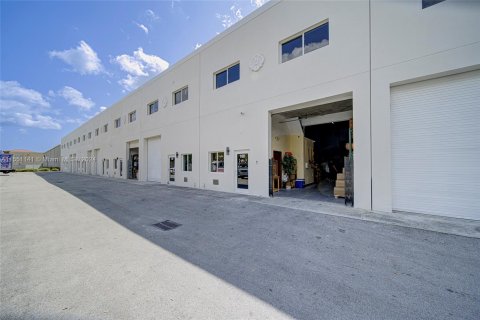 Commercial property in Miami, Florida № 1067569 - photo 1