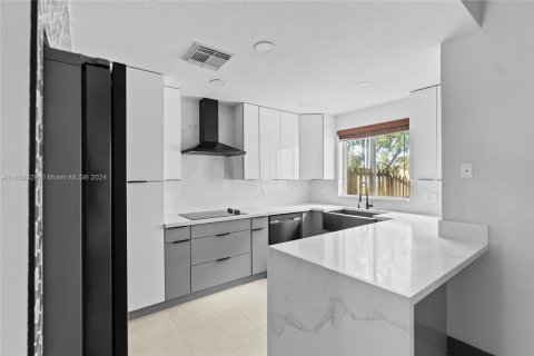 Townhouse in Miami, Florida 3 bedrooms, 146.79 sq.m. № 1385660 - photo 4