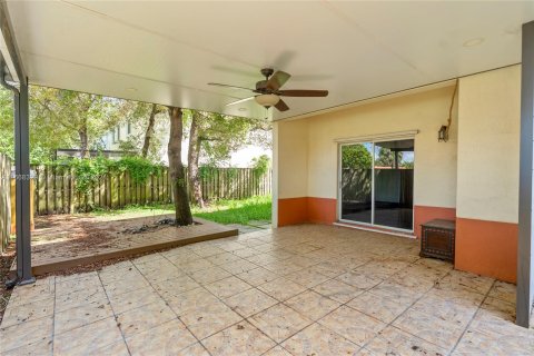 Townhouse in Miami, Florida 3 bedrooms, 146.79 sq.m. № 1385660 - photo 29