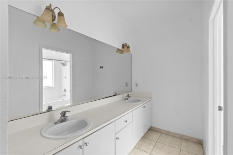 Townhouse in Miami, Florida 3 bedrooms, 146.79 sq.m. № 1385660 - photo 21