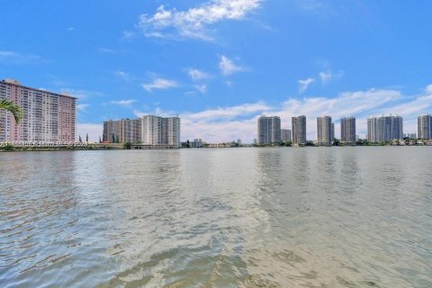 Condo in Sunny Isles Beach, Florida, 2 bedrooms  № 1385661 - photo 23