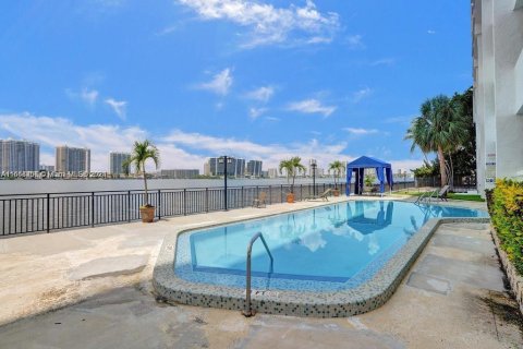 Condo in Sunny Isles Beach, Florida, 2 bedrooms  № 1385661 - photo 22