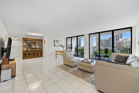 Condo in Sunny Isles Beach, Florida, 2 bedrooms  № 1385661 - photo 1