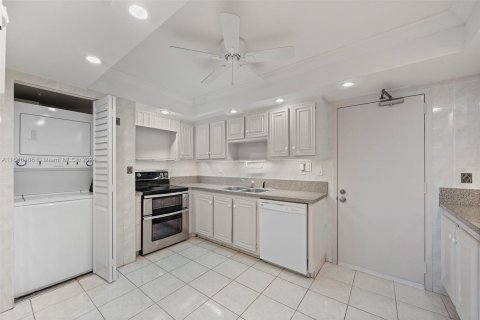 Condo in Sunny Isles Beach, Florida, 2 bedrooms  № 1385661 - photo 20