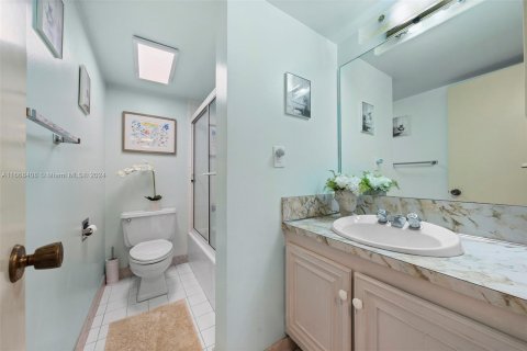 Condo in Sunny Isles Beach, Florida, 2 bedrooms  № 1385661 - photo 13