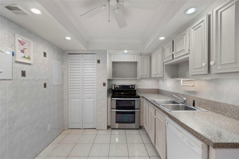 Condo in Sunny Isles Beach, Florida, 2 bedrooms  № 1385661 - photo 17