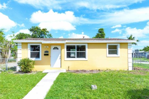 House in Boynton Beach, Florida 3 bedrooms, 76.92 sq.m. № 1385662 - photo 1