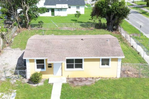 House in Boynton Beach, Florida 3 bedrooms, 76.92 sq.m. № 1385662 - photo 4