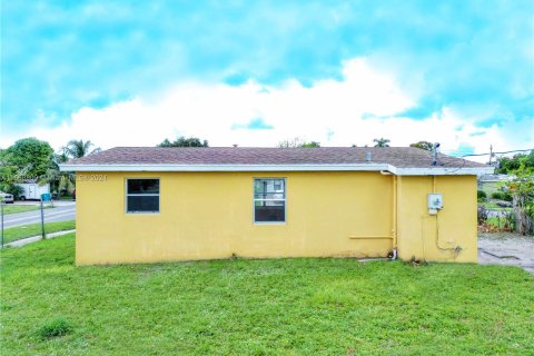 House in Boynton Beach, Florida 3 bedrooms, 76.92 sq.m. № 1385662 - photo 9