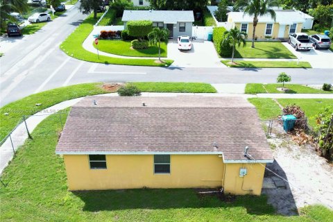 House in Boynton Beach, Florida 3 bedrooms, 76.92 sq.m. № 1385662 - photo 10