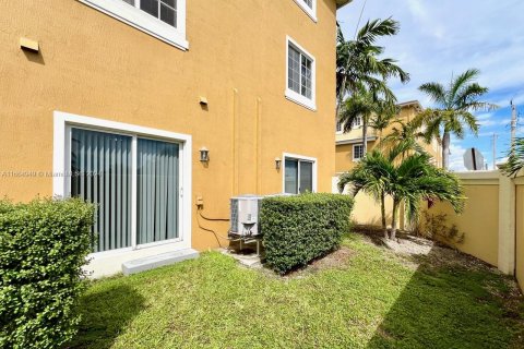 Condo in Hallandale Beach, Florida, 3 bedrooms  № 1378982 - photo 21